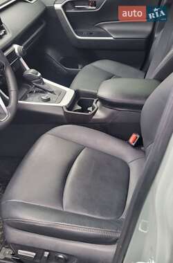 Внедорожник / Кроссовер Toyota RAV4 2021 в 