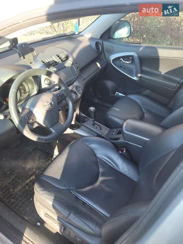 Позашляховик / Кросовер Toyota RAV4 2011 в Києві