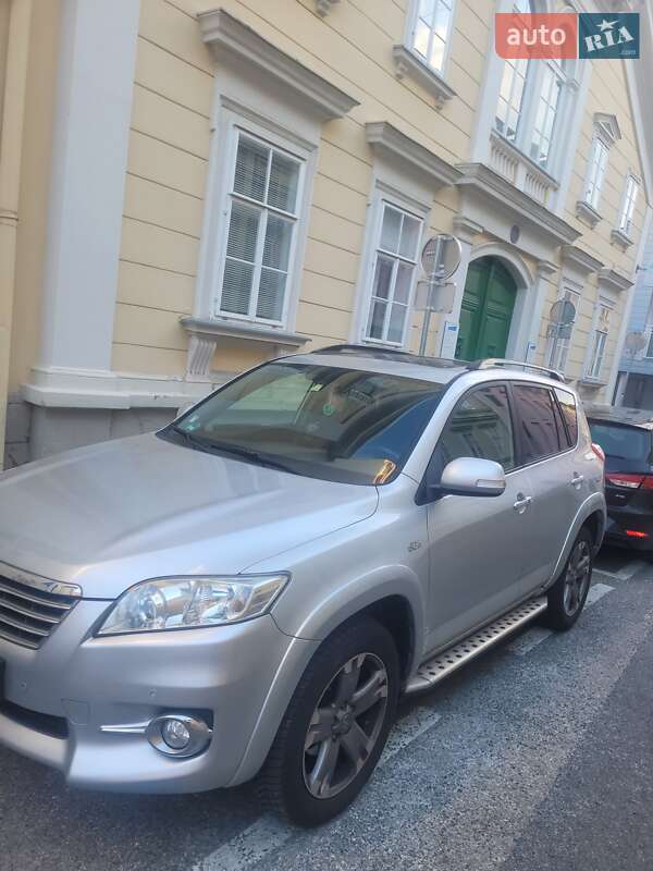 Позашляховик / Кросовер Toyota RAV4 2011 в Києві