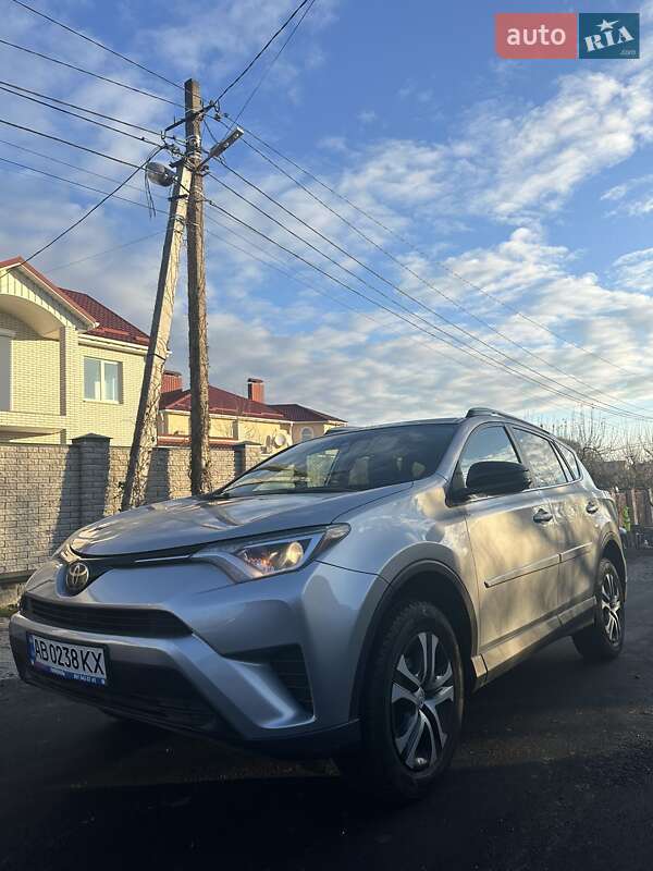 Позашляховик / Кросовер Toyota RAV4 2017 в 