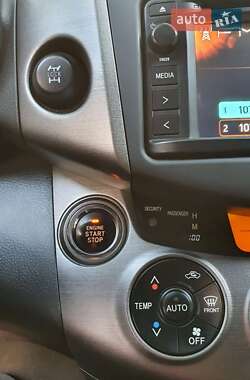 Внедорожник / Кроссовер Toyota RAV4 2012 в 