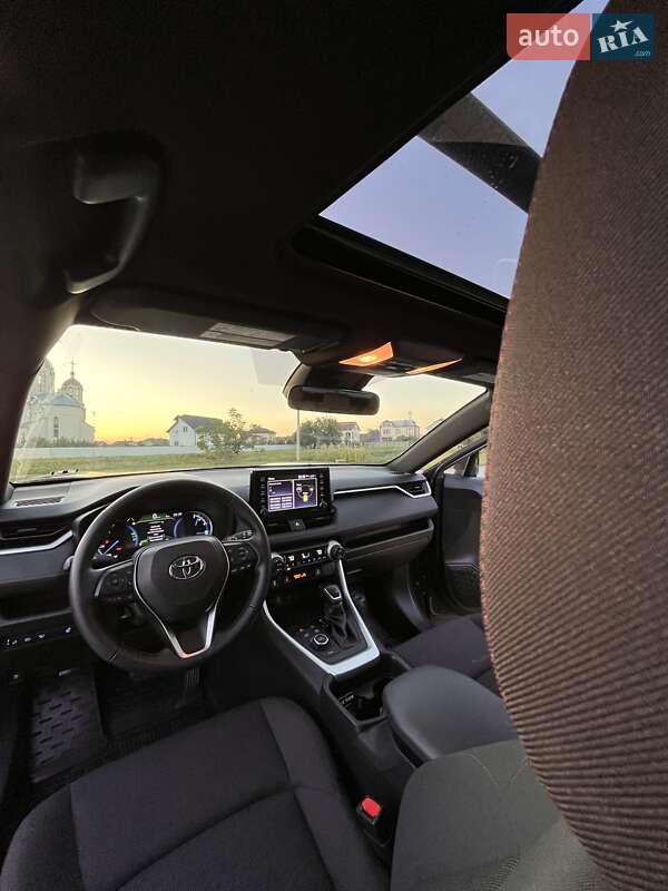 Позашляховик / Кросовер Toyota RAV4 2021 в Тернополі