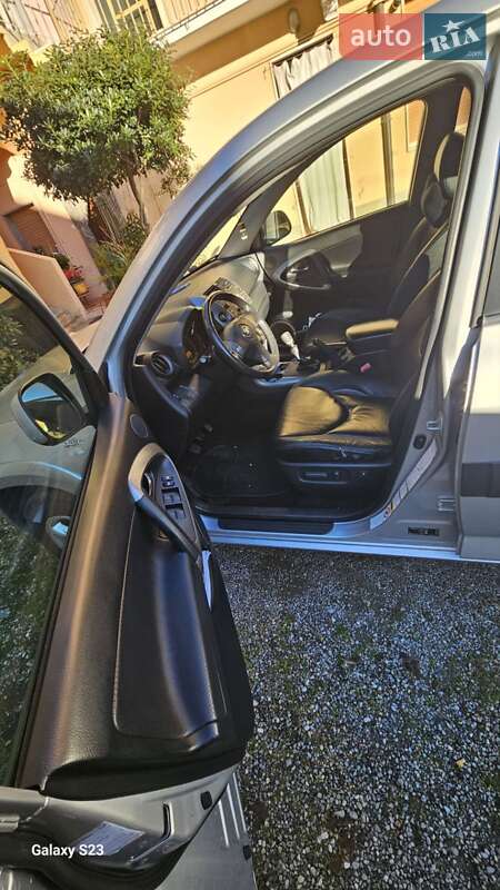 Позашляховик / Кросовер Toyota RAV4 2006 в Чернівцях