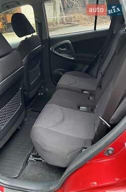 Внедорожник / Кроссовер Toyota RAV4 2012 в 