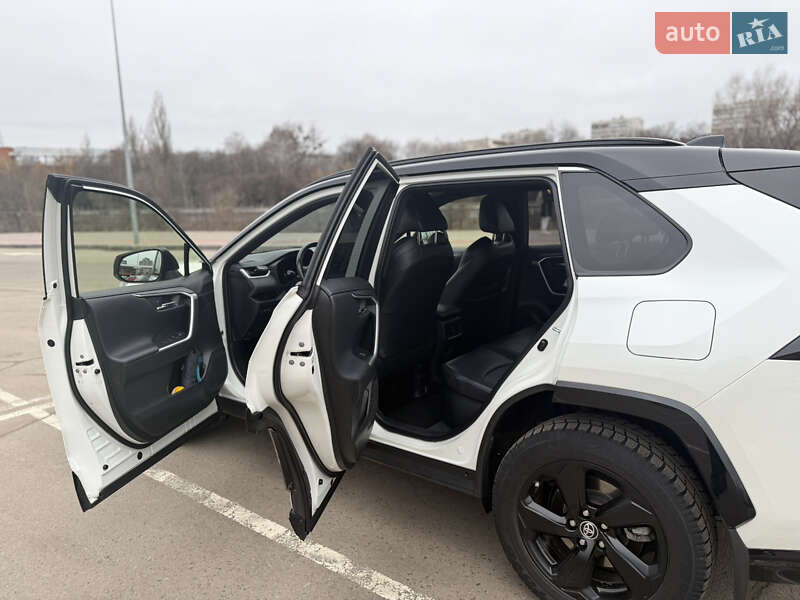 Позашляховик / Кросовер Toyota RAV4 2020 в Сумах