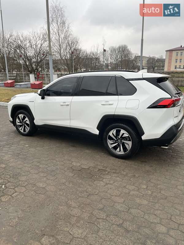 Позашляховик / Кросовер Toyota RAV4 2021 в Рівному