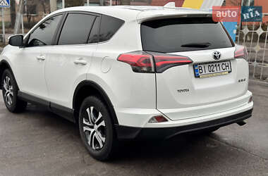 Внедорожник / Кроссовер Toyota RAV4 2016 в 