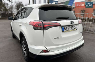 Внедорожник / Кроссовер Toyota RAV4 2016 в 