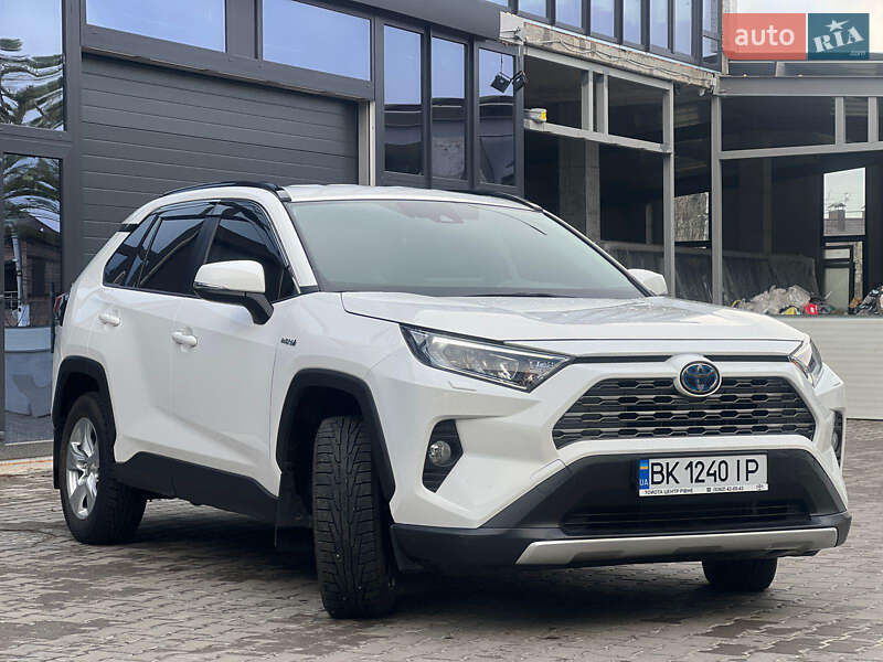 Позашляховик / Кросовер Toyota RAV4 2020 в Рокитному