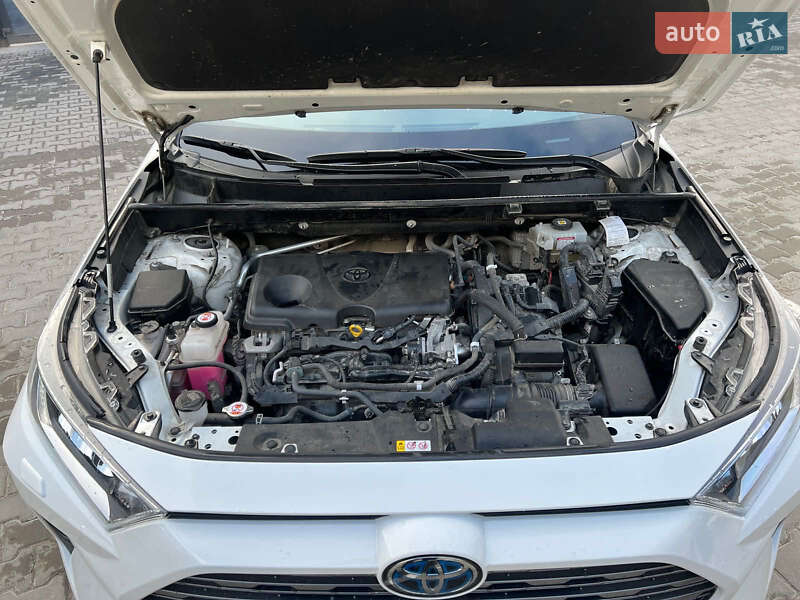 Позашляховик / Кросовер Toyota RAV4 2020 в Рокитному