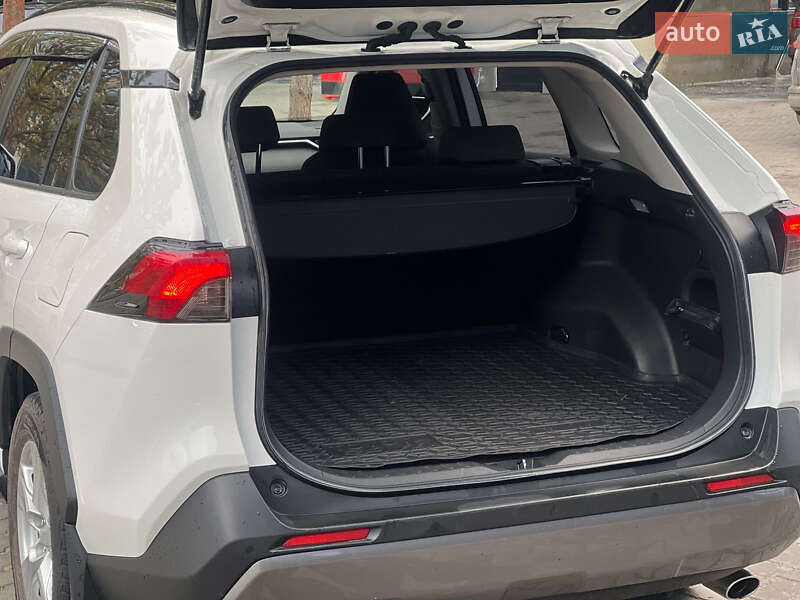 Позашляховик / Кросовер Toyota RAV4 2020 в Рокитному