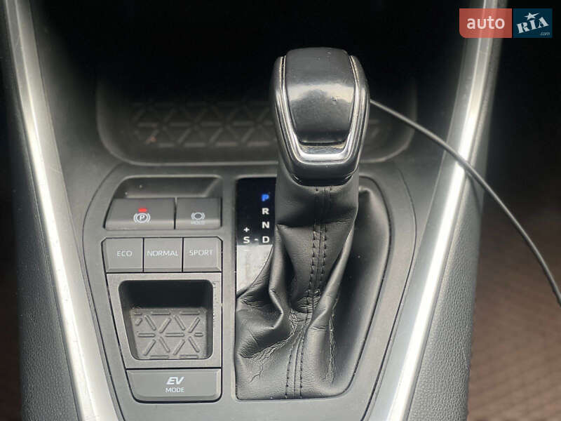 Позашляховик / Кросовер Toyota RAV4 2020 в Рокитному