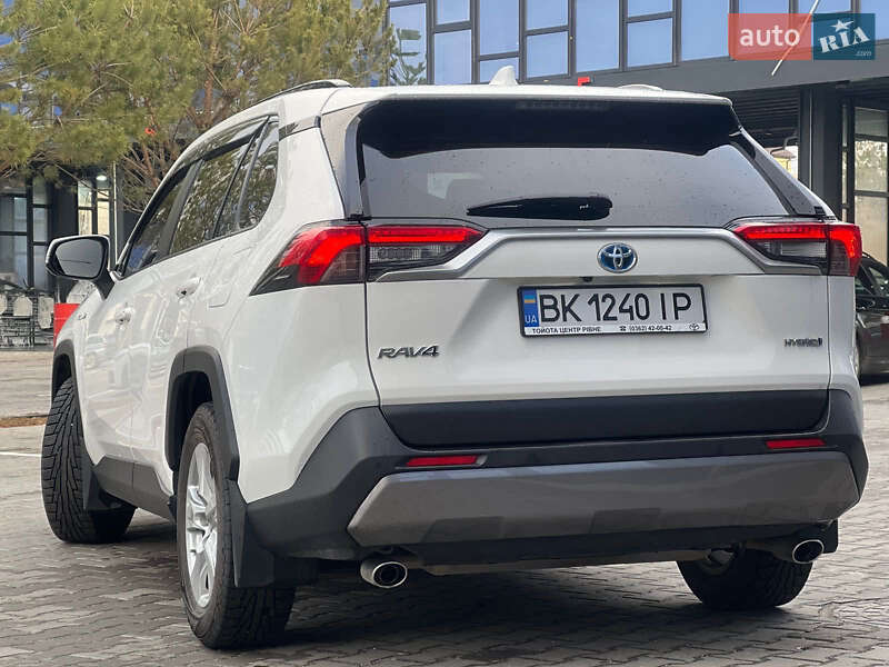 Позашляховик / Кросовер Toyota RAV4 2020 в Рокитному