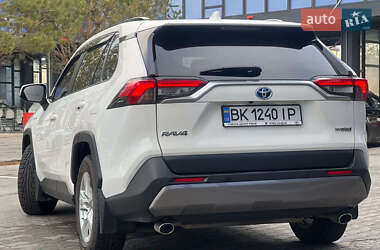 Позашляховик / Кросовер Toyota RAV4 2020 в Рокитному