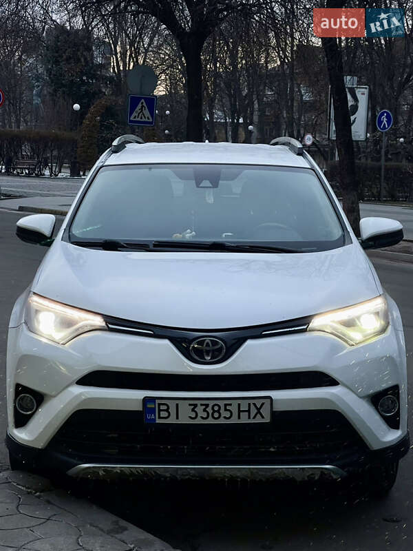 Внедорожник / Кроссовер Toyota RAV4 2018 в 