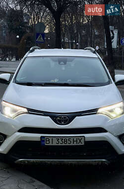 Внедорожник / Кроссовер Toyota RAV4 2018 в 