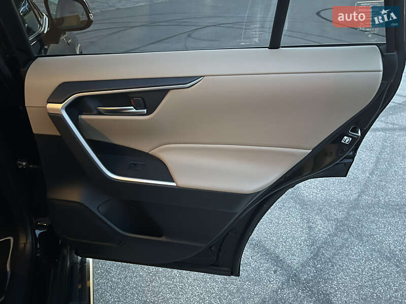 Позашляховик / Кросовер Toyota RAV4 2019 в Харкові