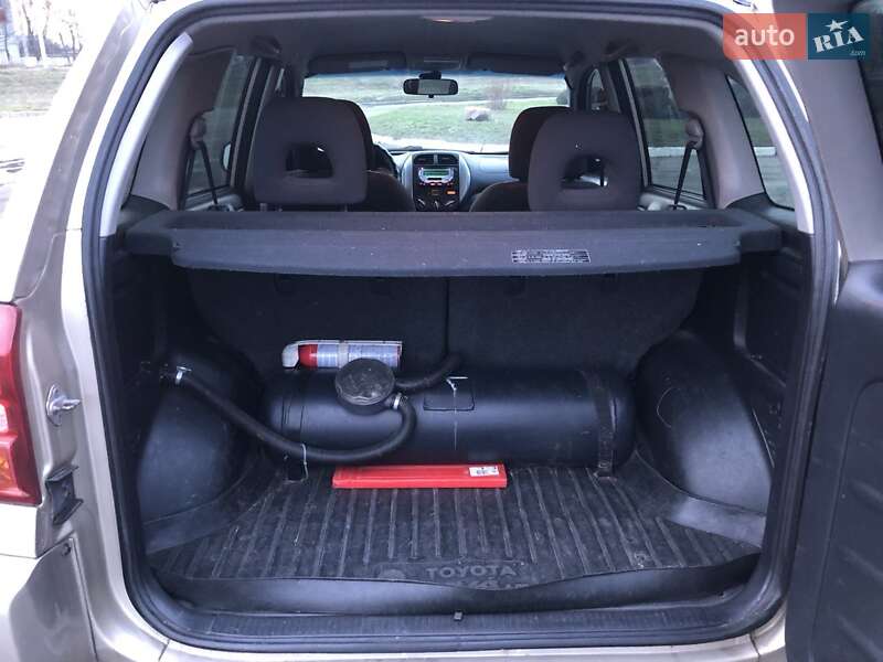 Позашляховик / Кросовер Toyota RAV4 2005 в Києві