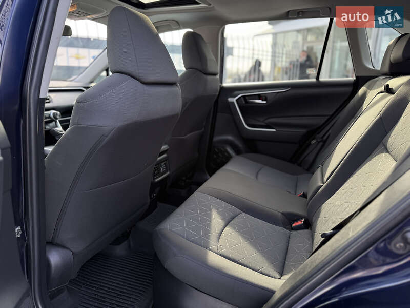 Позашляховик / Кросовер Toyota RAV4 2021 в Києві