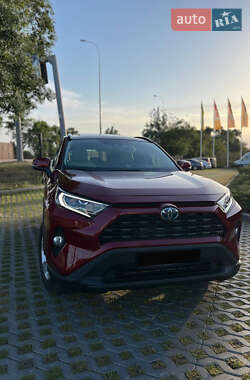 Позашляховик / Кросовер Toyota RAV4 2020 в 