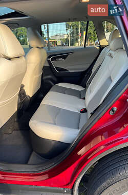 Позашляховик / Кросовер Toyota RAV4 2020 в 