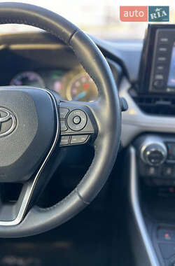 Позашляховик / Кросовер Toyota RAV4 2020 в 