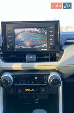 Позашляховик / Кросовер Toyota RAV4 2020 в 