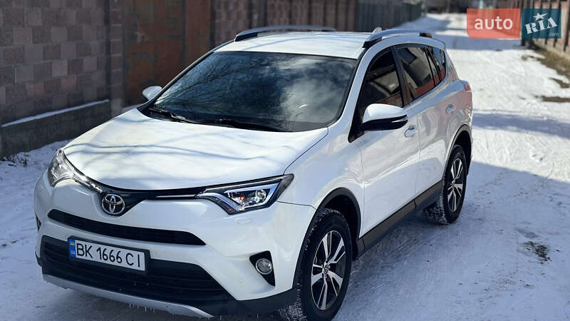 Позашляховик / Кросовер Toyota RAV4 2016 в 