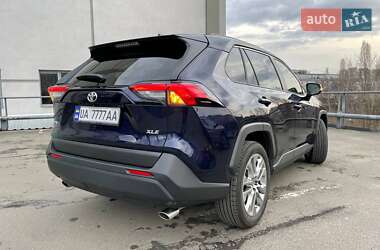 Внедорожник / Кроссовер Toyota RAV4 2020 в 