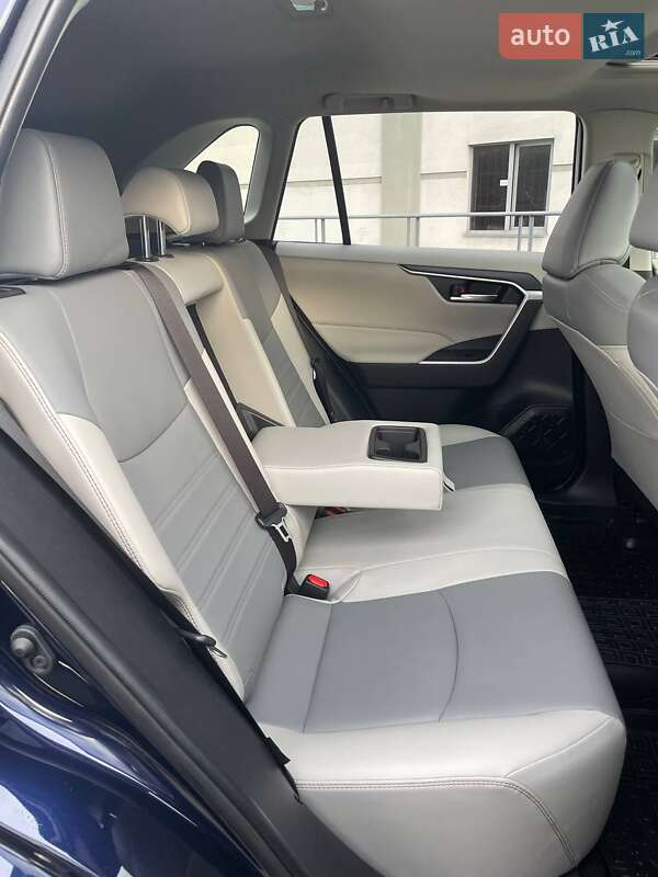 Внедорожник / Кроссовер Toyota RAV4 2020 в Киеве