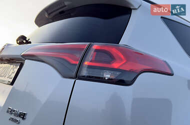Внедорожник / Кроссовер Toyota RAV4 2015 в 