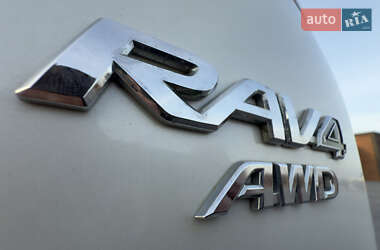 Внедорожник / Кроссовер Toyota RAV4 2015 в 