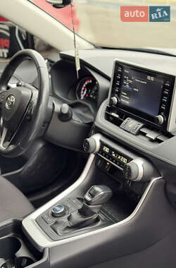 Внедорожник / Кроссовер Toyota RAV4 2021 в 