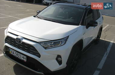 Внедорожник / Кроссовер Toyota RAV4 2018 в 