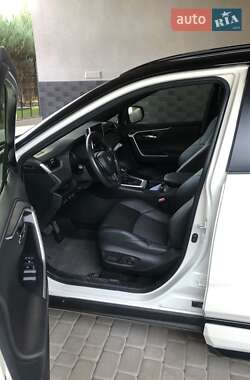 Внедорожник / Кроссовер Toyota RAV4 2021 в 