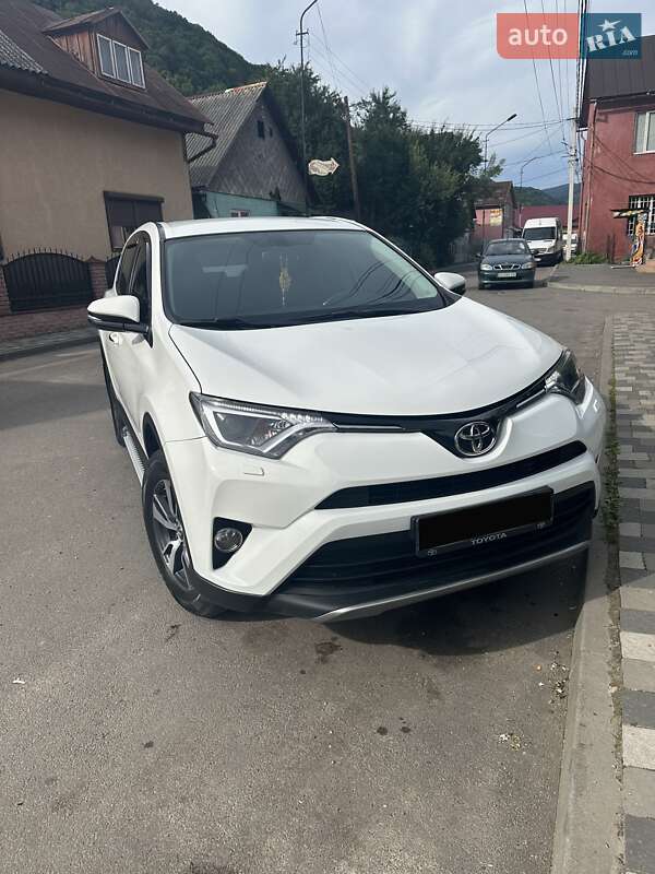 Внедорожник / Кроссовер Toyota RAV4 2017 в 