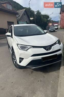 Внедорожник / Кроссовер Toyota RAV4 2017 в 