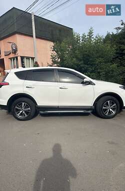 Внедорожник / Кроссовер Toyota RAV4 2017 в 