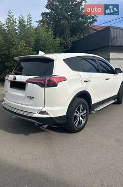 Внедорожник / Кроссовер Toyota RAV4 2017 в 