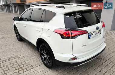 Внедорожник / Кроссовер Toyota RAV4 2016 в 