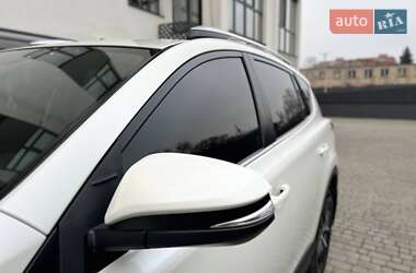 Внедорожник / Кроссовер Toyota RAV4 2016 в 