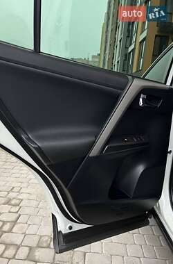 Внедорожник / Кроссовер Toyota RAV4 2016 в 