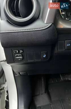 Внедорожник / Кроссовер Toyota RAV4 2016 в 