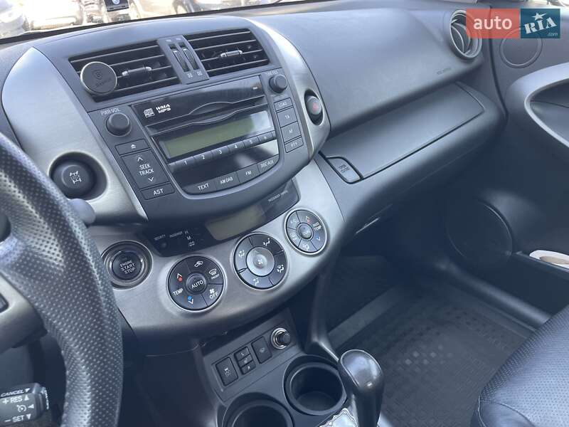 Позашляховик / Кросовер Toyota RAV4 2011 в 