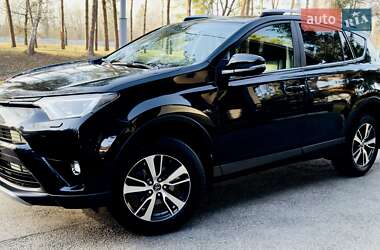 Внедорожник / Кроссовер Toyota RAV4 2017 в 