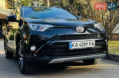 Внедорожник / Кроссовер Toyota RAV4 2017 в 
