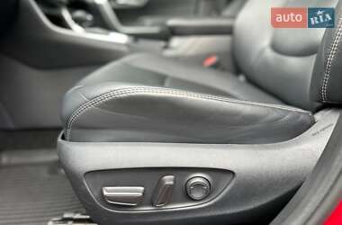 Внедорожник / Кроссовер Toyota RAV4 2019 в 