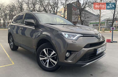 Внедорожник / Кроссовер Toyota RAV4 2017 в 
