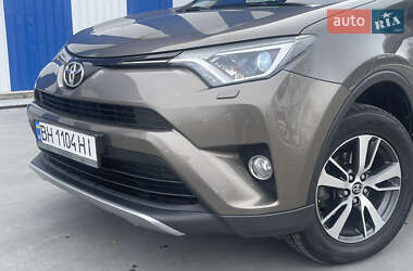 Внедорожник / Кроссовер Toyota RAV4 2017 в 