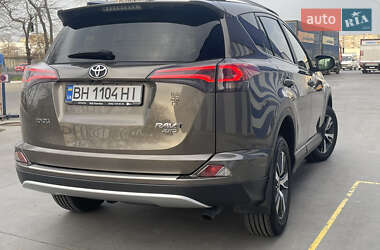 Внедорожник / Кроссовер Toyota RAV4 2017 в 
